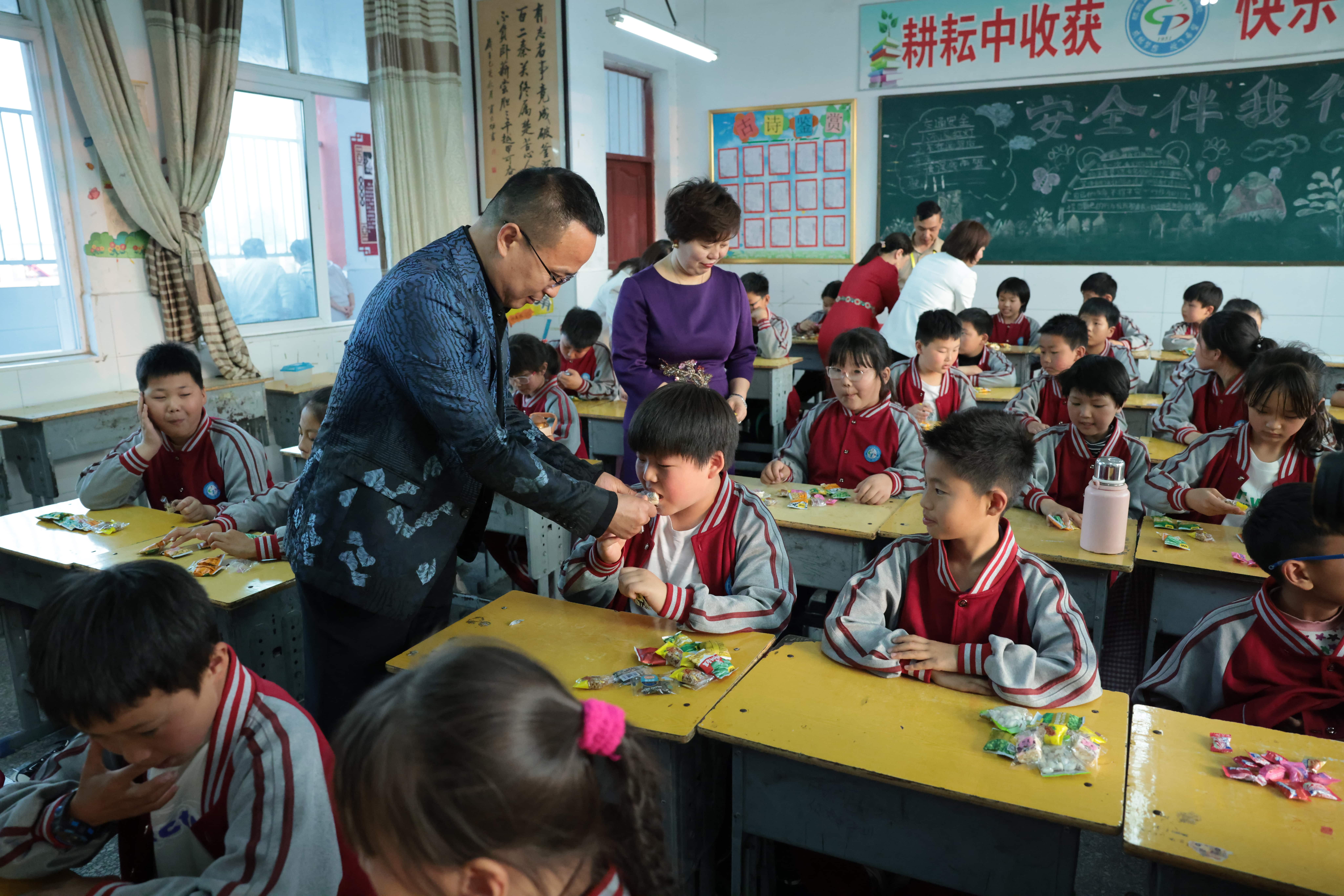 在爱意的“双向奔赴”中丨第249所九游官方站网站入口公益学校揭牌