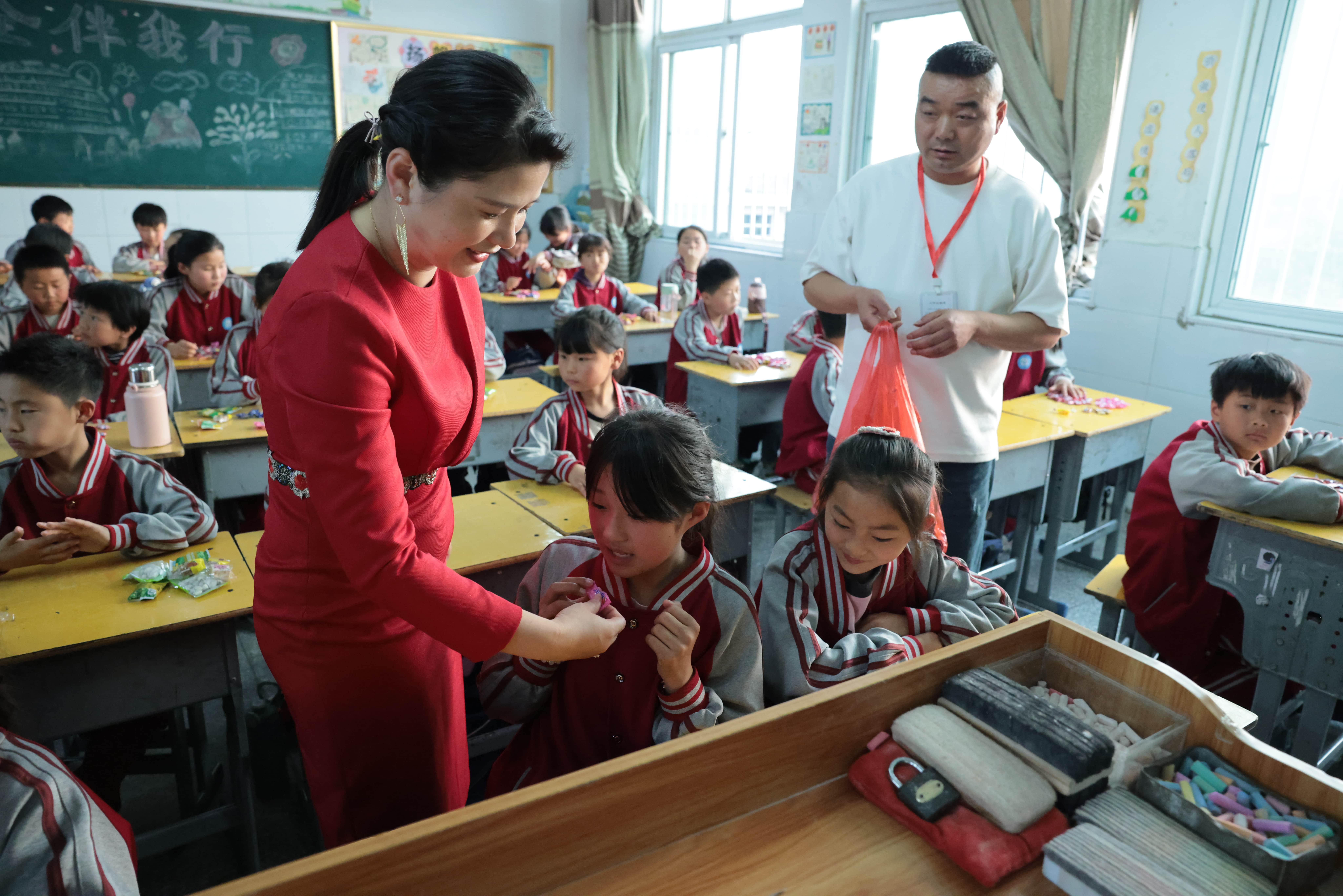 在爱意的“双向奔赴”中丨第249所九游官方站网站入口公益学校揭牌